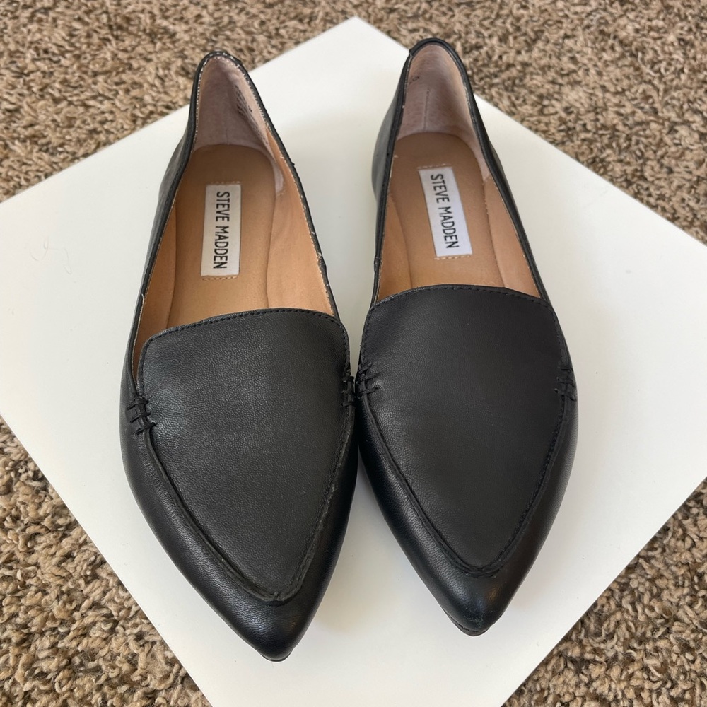 Steve Madden Women's Feather Loafer Flat - size 5M